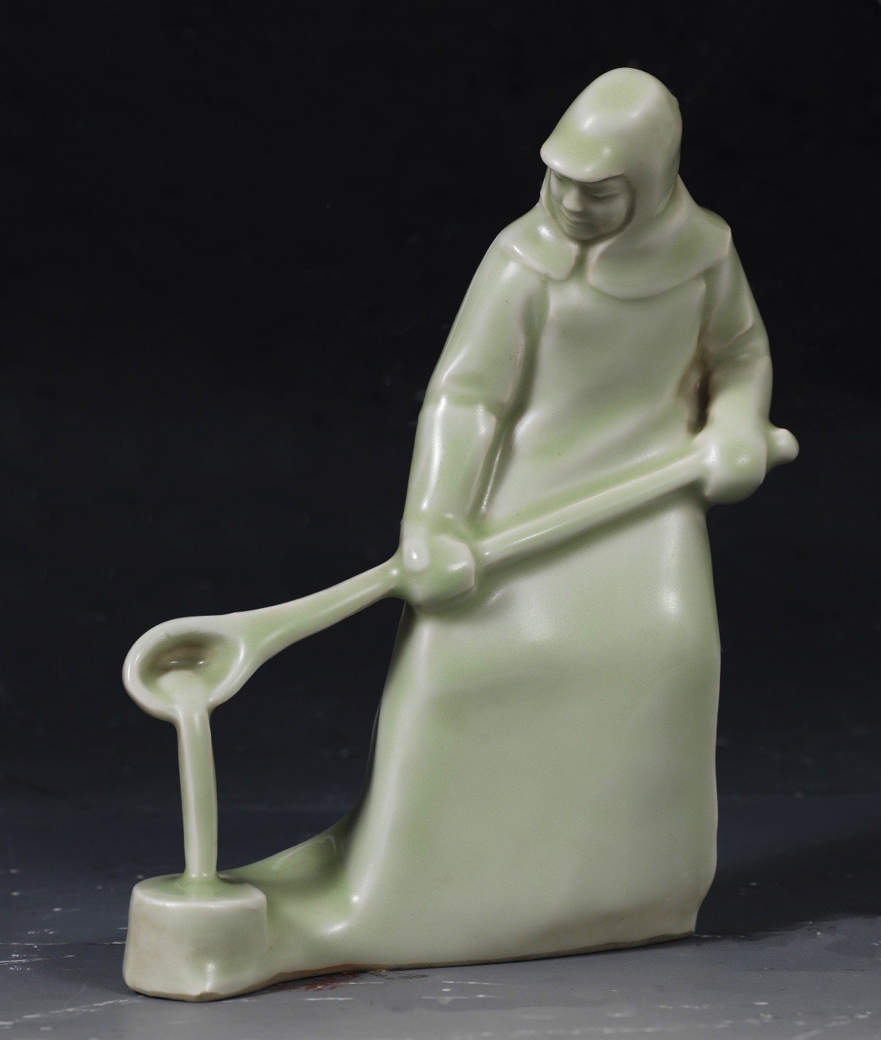 <h2>铸</h2><p>作者：熊钢如</p><p>创作年代：1964年</p><p>规格：5.5cm×14.5cm×16.5cm</p><p>品类：陶瓷</p>